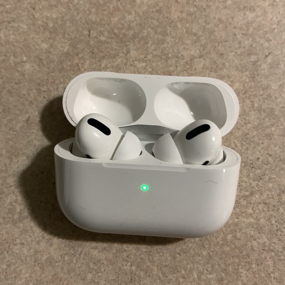 AirPod pros - Picture 2 of 4